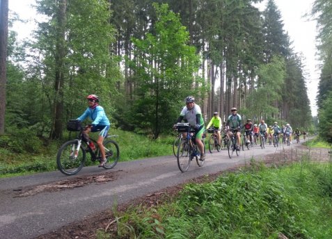 Cyklisté jedou křížem krážem Vysočinou. Přidejte se k nim